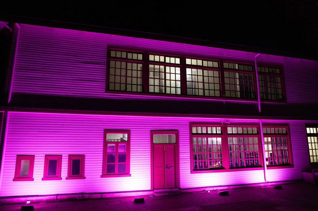 Edificio municipal de Collipulli iluminado de rosado por el mes de concientización del cáncer de mama
