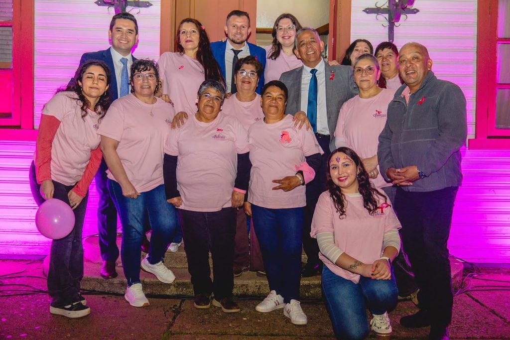 Edificio municipal de Collipulli iluminado de rosado por el mes de concientización del cáncer de mama