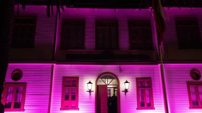 Edificio municipal de Collipulli iluminado de rosado por el mes de concientización del cáncer de mama