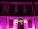 Edificio municipal de Collipulli iluminado de rosado por el mes de concientización del cáncer de mama