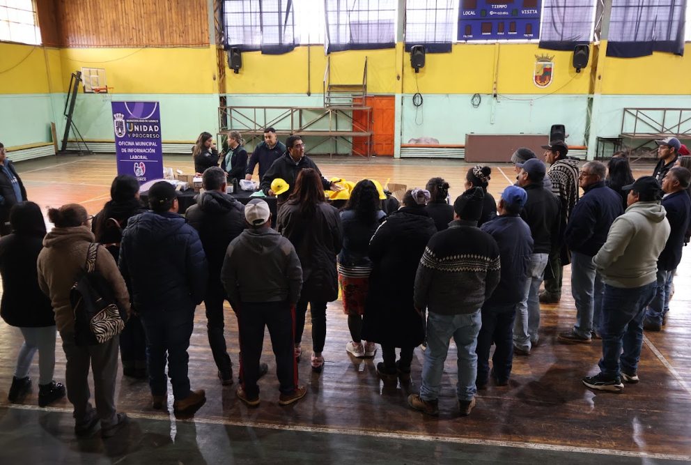 Trabajadores del Programa de Empleo de CONAF realizando labores de prevención de incendios forestales en la comuna de Lumaco