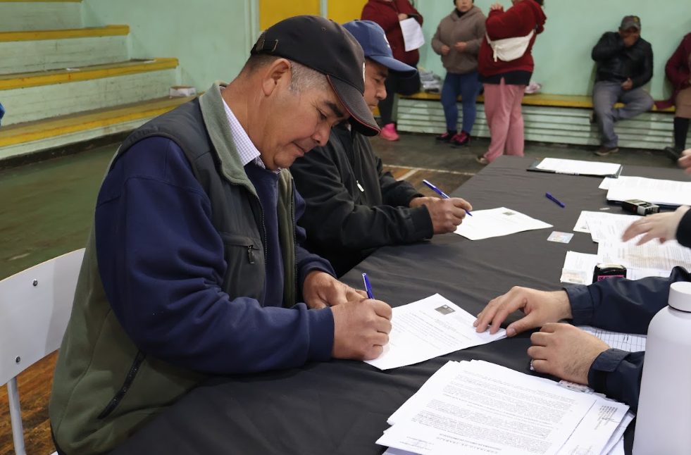 Trabajadores del Programa de Empleo de CONAF realizando labores de prevención de incendios forestales en la comuna de Lumaco