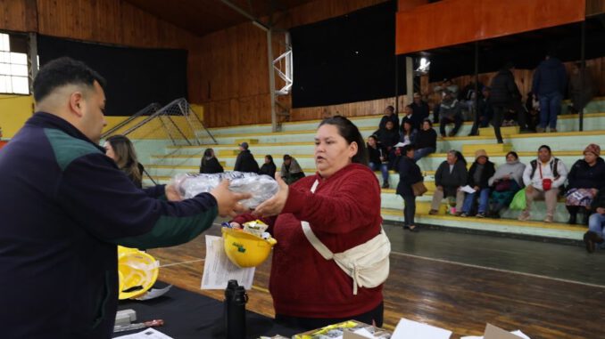 Trabajadores del Programa de Empleo de CONAF realizando labores de prevención de incendios forestales en la comuna de Lumaco