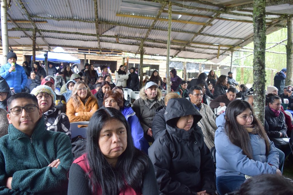 Reunión de comités de vivienda y autoridades locales en Villarrica para proyecto habitacional indígena