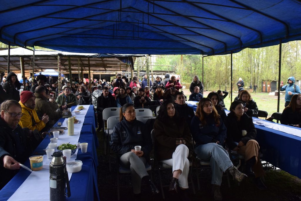 Reunión de comités de vivienda y autoridades locales en Villarrica para proyecto habitacional indígena