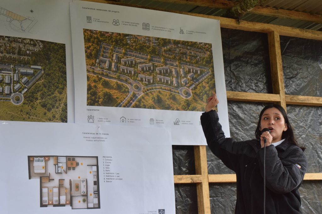 Reunión de comités de vivienda y autoridades locales en Villarrica para proyecto habitacional indígena