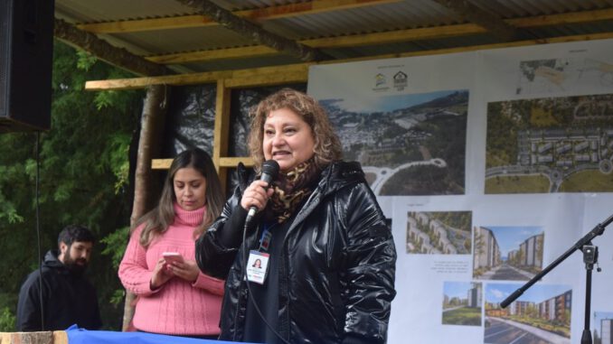 Reunión de comités de vivienda y autoridades locales en Villarrica para proyecto habitacional indígena