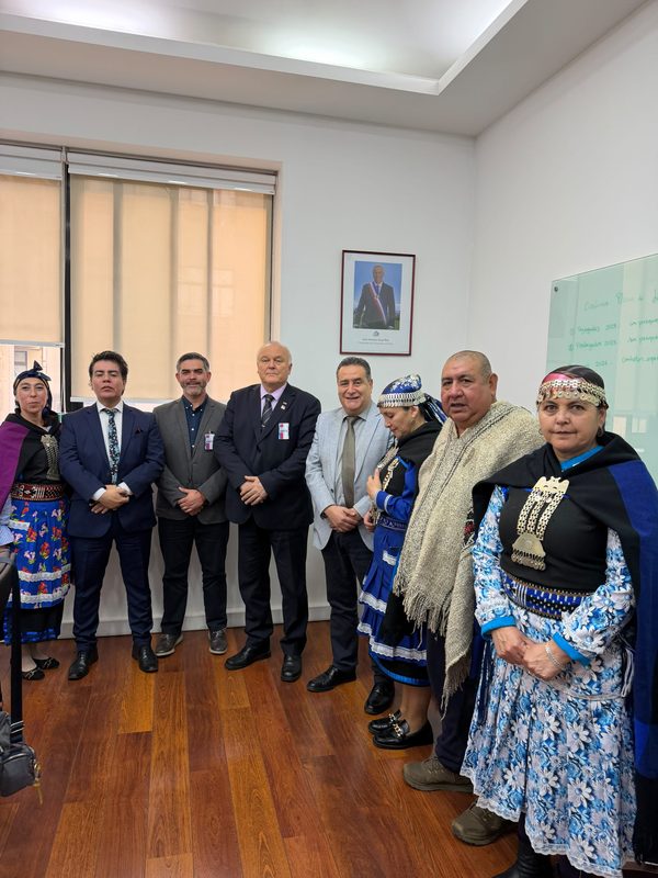 Reunión de comunidades mapuche de Gorbea con el senador Miguel Becker y autoridades de Vialidad por proyecto de pavimentación en Lastarria