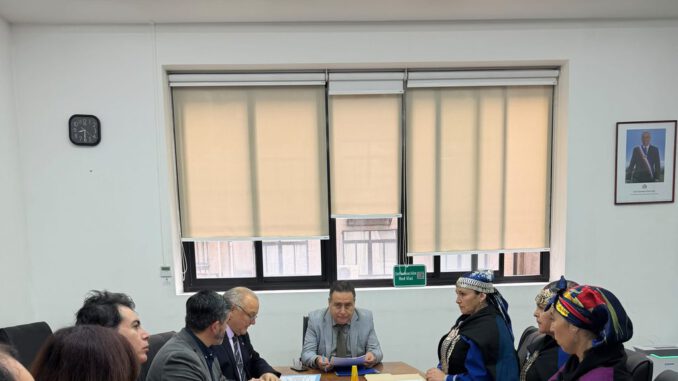 Reunión de comunidades mapuche de Gorbea con el senador Miguel Becker y autoridades de Vialidad por proyecto de pavimentación en Lastarria
