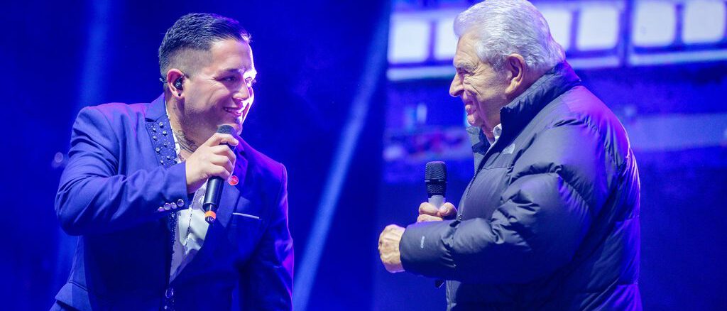 Mario Kreutzberger y artistas en el masivo show de la Gira Teletón en la costanera de Villarrica
