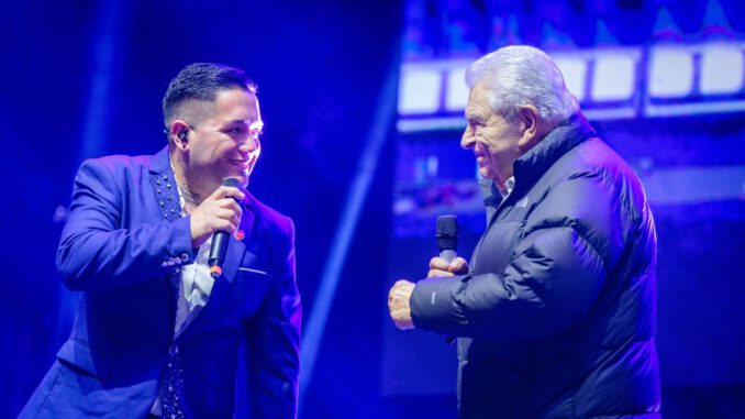 Mario Kreutzberger y artistas en el masivo show de la Gira Teletón en la costanera de Villarrica