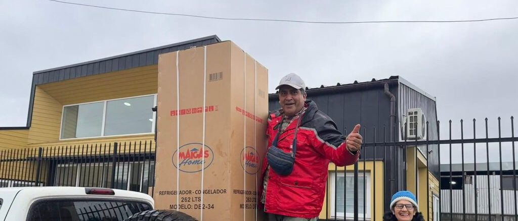 Entrega de refrigeradores de CONADI a familias mapuche afectadas por inundaciones en Pitrufquén