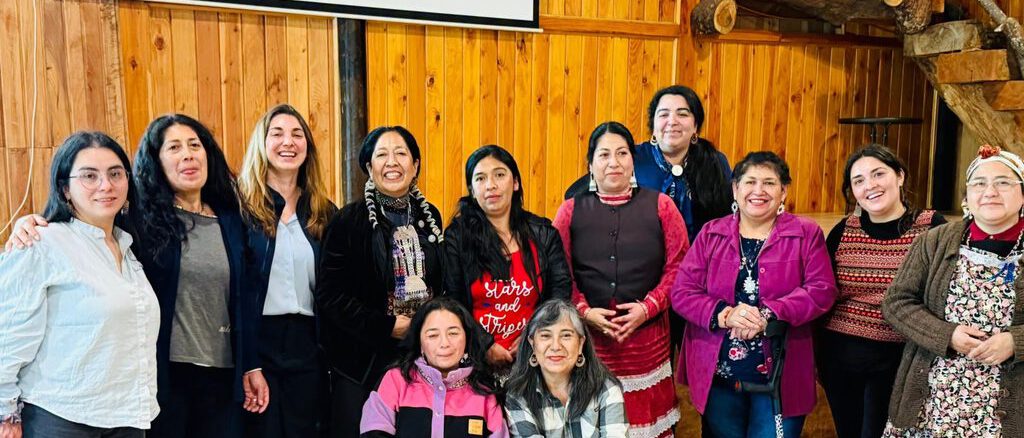 Artesana mapuche trabajando en taller de orfebreria financiado por CONADI en La Araucania