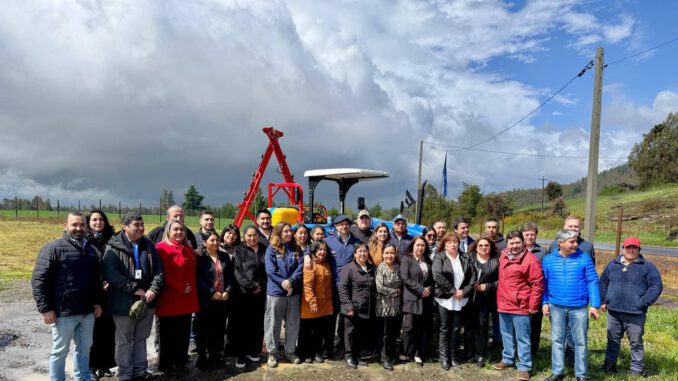 Entrega de tractor y maquinaria agrícola a la comunidad mapuche en Galvarino por parte de CONADI
