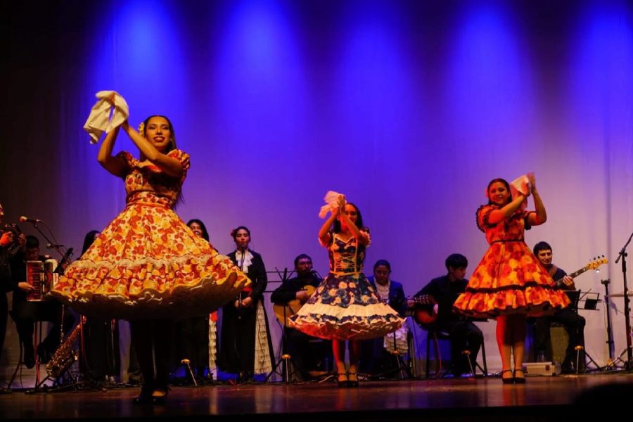 Bailarines del Conjunto Folclórico de la Universidad de Los Lagos en el escenario