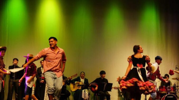 Bailarines del Conjunto Folclórico de la Universidad de Los Lagos en el escenario