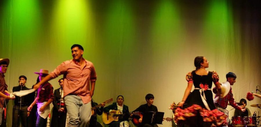 Bailarines del Conjunto Folclórico de la Universidad de Los Lagos en el escenario