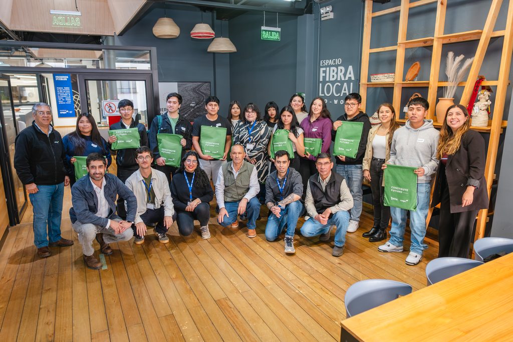 Estudiantes beneficiarios del programa Construye Futuro 2026 junto a representantes en Temuco