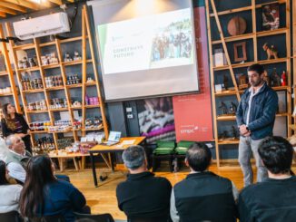 Estudiantes beneficiarios del programa Construye Futuro 2026 junto a representantes en Temuco