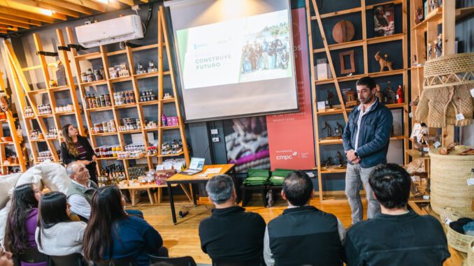 Estudiantes beneficiarios del programa Construye Futuro 2026 junto a representantes en Temuco