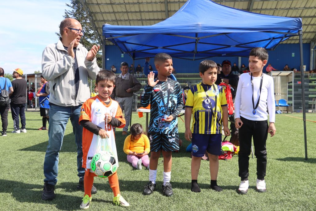 Ninos participando en la Copa Aniversario de futbol formativo del Club Union Lican Ray