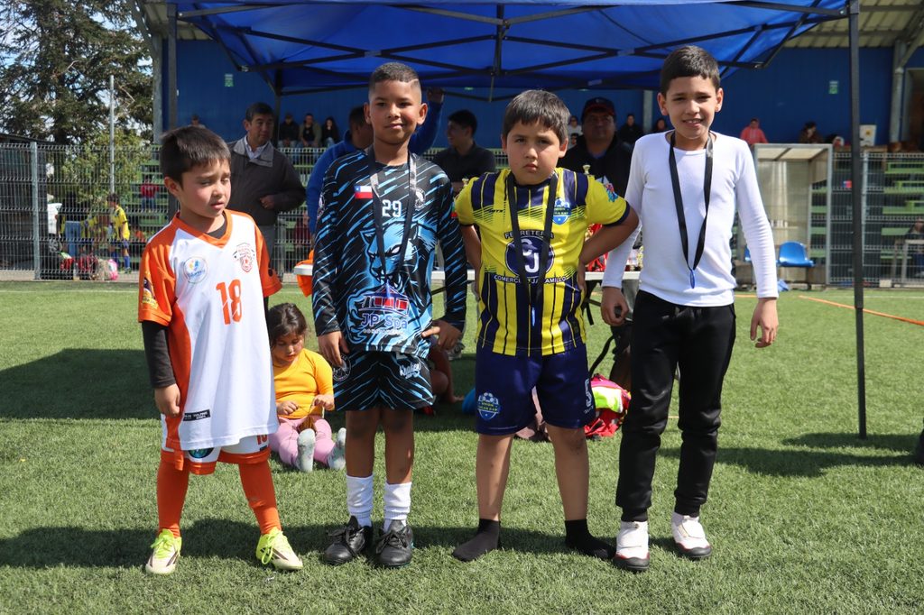 Ninos participando en la Copa Aniversario de futbol formativo del Club Union Lican Ray
