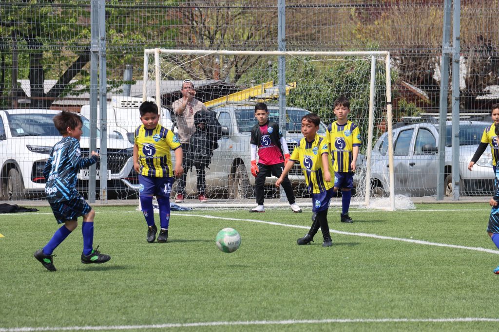 Ninos participando en la Copa Aniversario de futbol formativo del Club Union Lican Ray