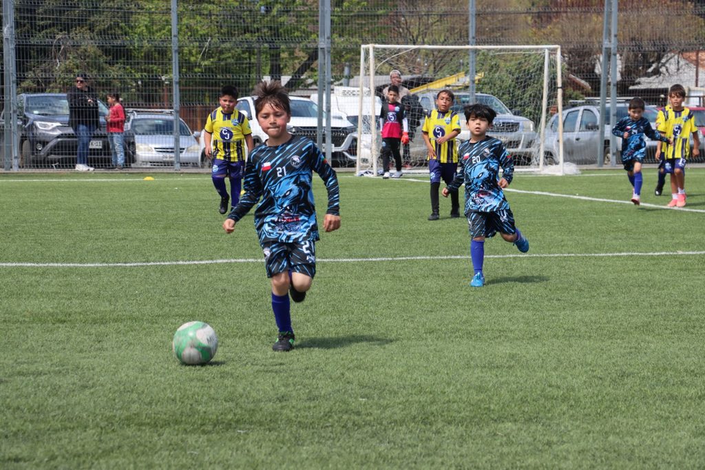 Ninos participando en la Copa Aniversario de futbol formativo del Club Union Lican Ray
