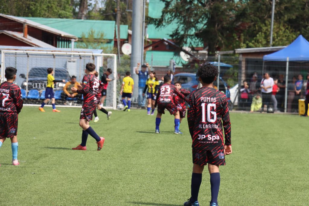 Ninos participando en la Copa Aniversario de futbol formativo del Club Union Lican Ray