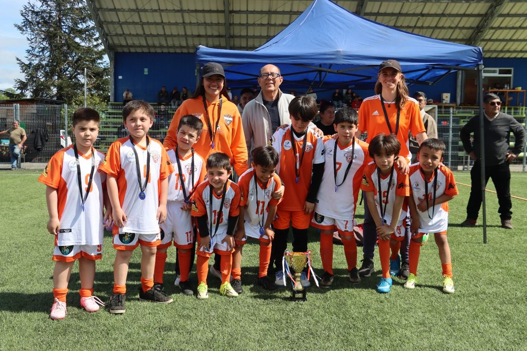 Ninos participando en la Copa Aniversario de futbol formativo del Club Union Lican Ray
