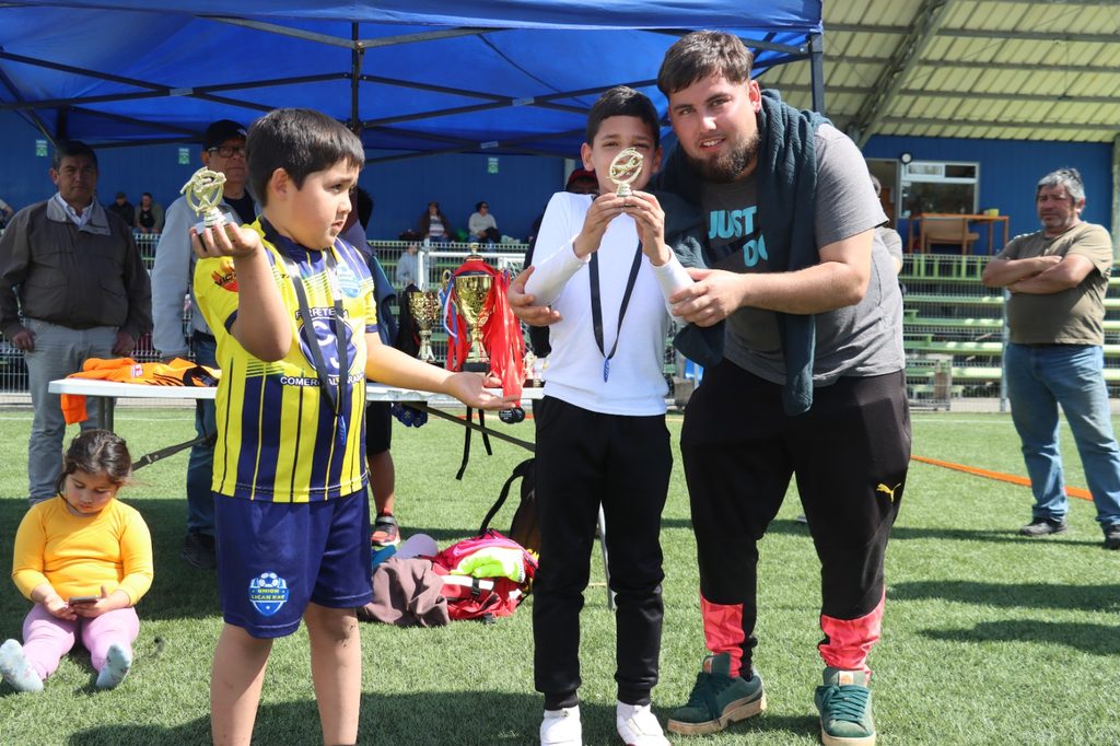 Ninos participando en la Copa Aniversario de futbol formativo del Club Union Lican Ray