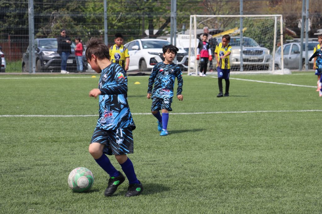 Ninos participando en la Copa Aniversario de futbol formativo del Club Union Lican Ray