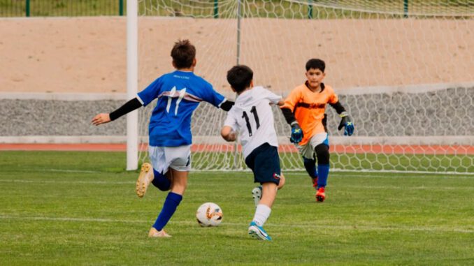 Estudiantes compitiendo en la Copa PFalimentos en el Estadio Amanecer de Temuco