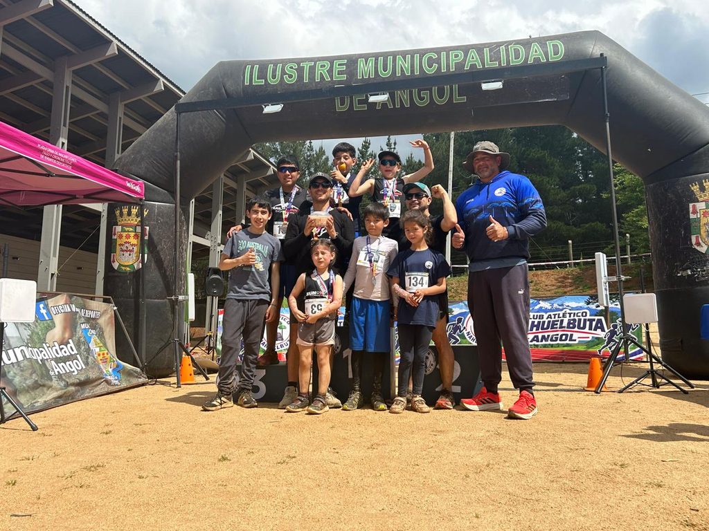 Corredores participando en el evento Cross Country Angol 2026 en el Parque CMPC Junquillar