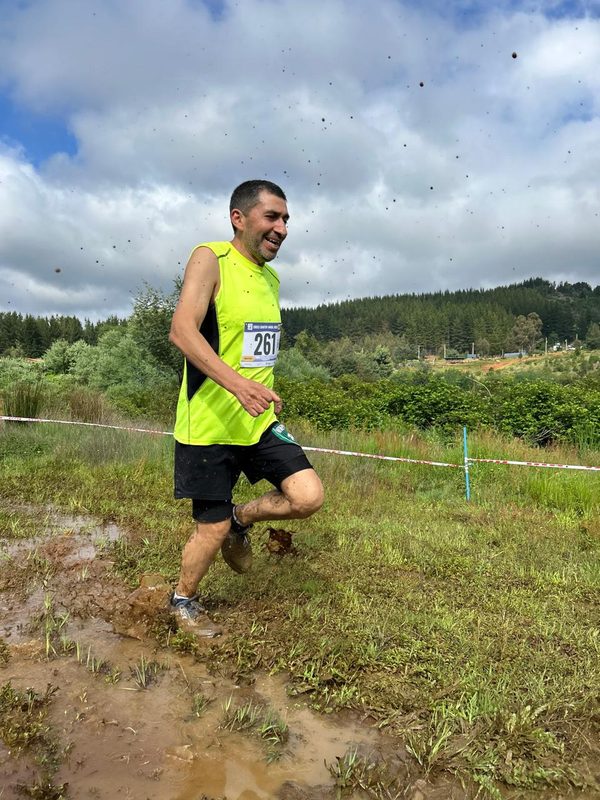 Corredores participando en el evento Cross Country Angol 2026 en el Parque CMPC Junquillar