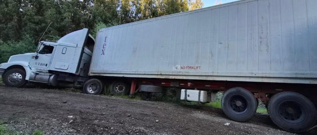 Camión de transporte de carga recuperado por Carabineros tras robo de salmones en La Araucanía