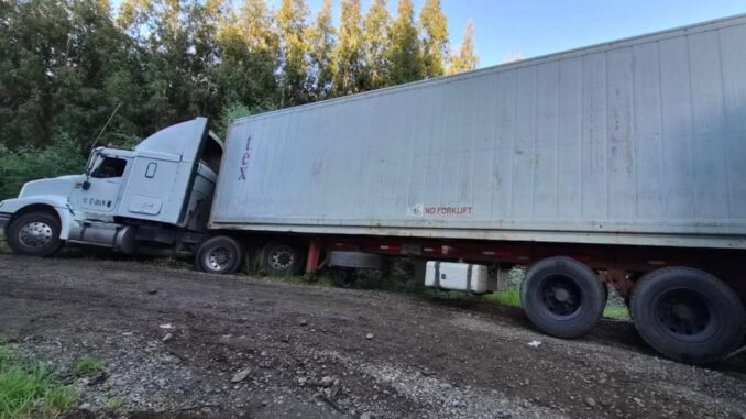 Camión de transporte de carga recuperado por Carabineros tras robo de salmones en La Araucanía