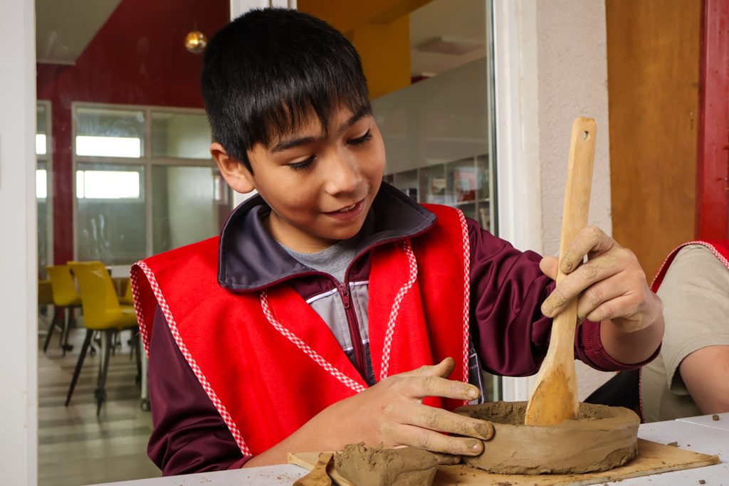 Estudiantes y docentes participando en actividades de educacion patrimonial en La Araucania