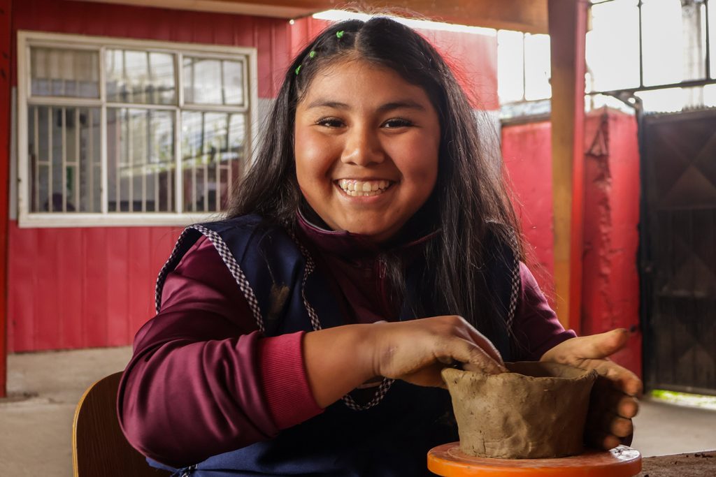 Estudiantes y docentes participando en actividades de educacion patrimonial en La Araucania
