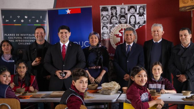 Estudiantes y docentes participando en actividades de educacion patrimonial en La Araucania