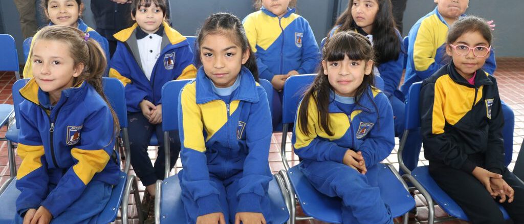 Padres revisando los resultados del Sistema de Admisión Escolar en Villarrica