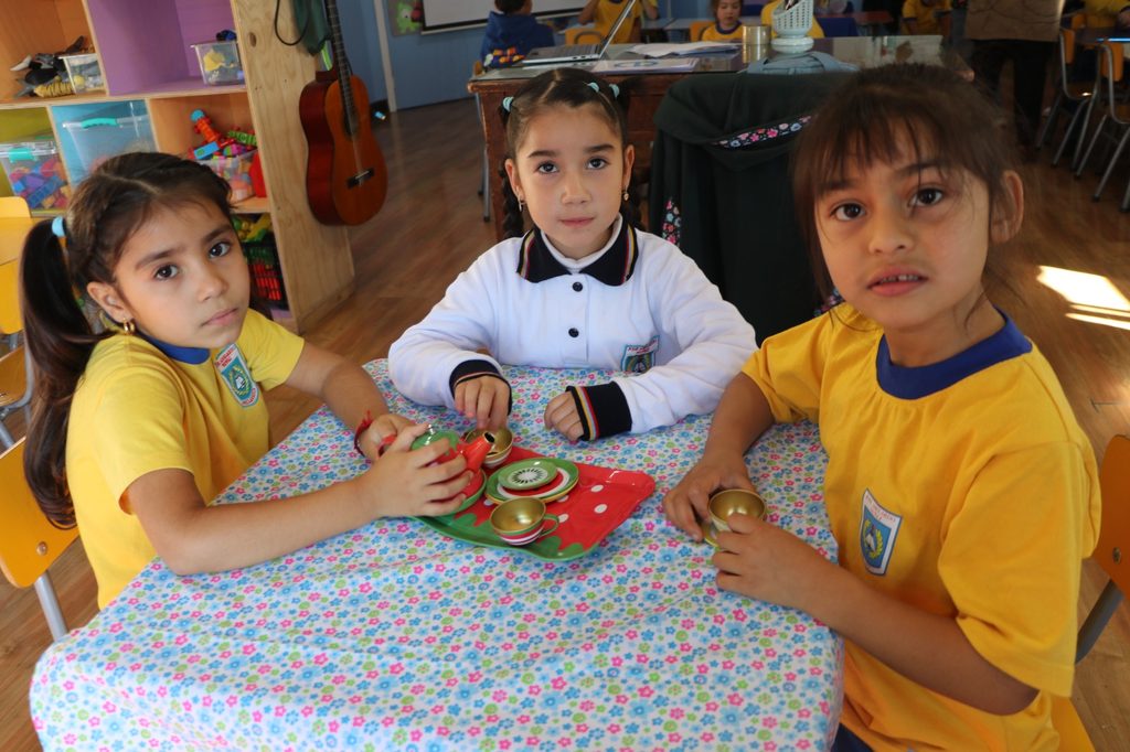 Padres revisando los resultados del Sistema de Admisión Escolar en Villarrica