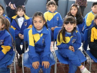 Padres revisando los resultados del Sistema de Admisión Escolar en Villarrica
