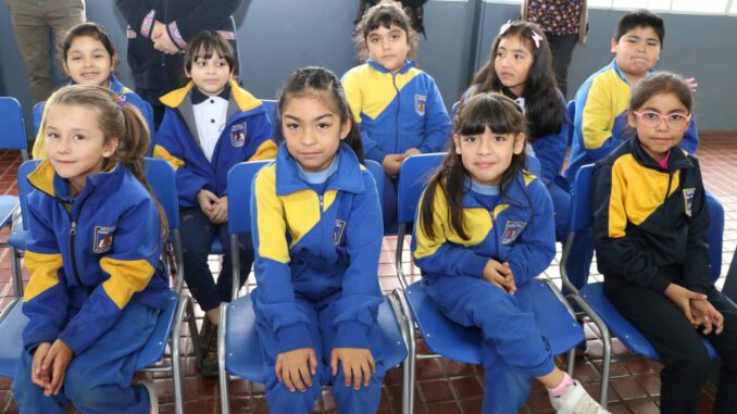 Padres revisando los resultados del Sistema de Admisión Escolar en Villarrica