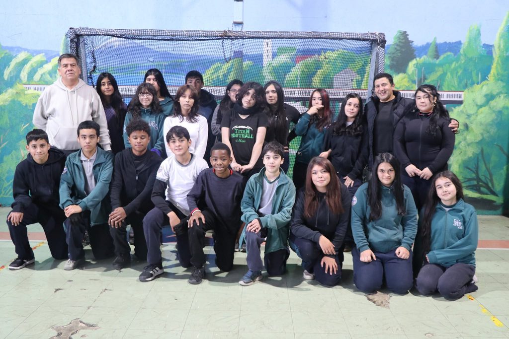 Padres revisando los resultados del Sistema de Admisión Escolar en Villarrica