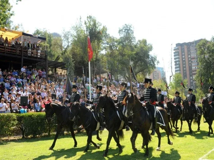 Jinetes del Cuadro Negro del Ejercito de Chile realizando acrobacias ecuestres