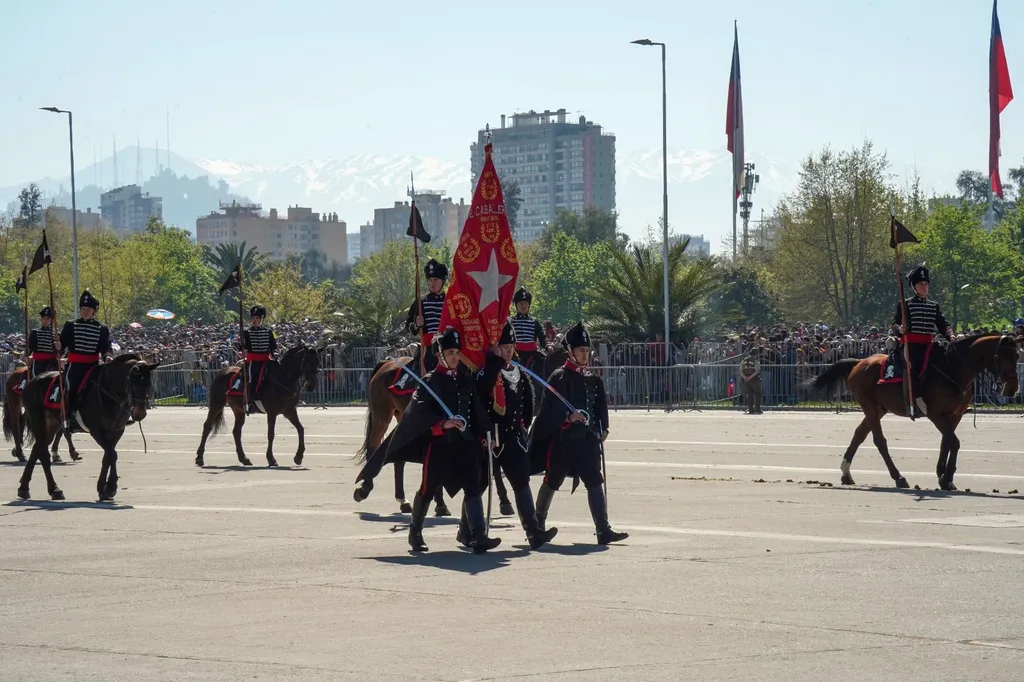 Jinetes del Cuadro Negro del Ejercito de Chile realizando acrobacias ecuestres