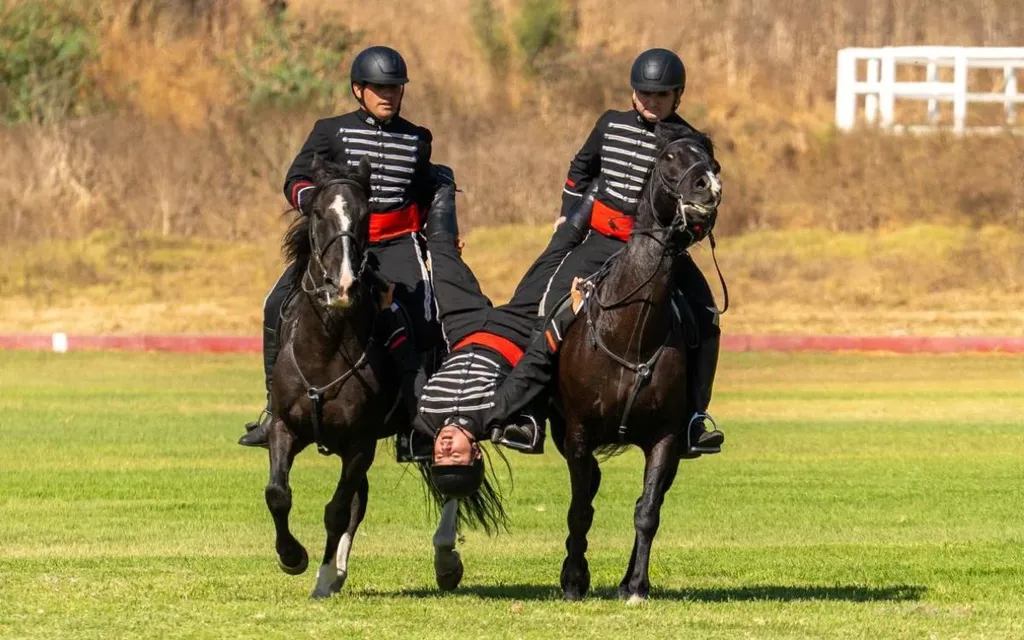 Jinetes del Cuadro Negro del Ejercito de Chile realizando acrobacias ecuestres