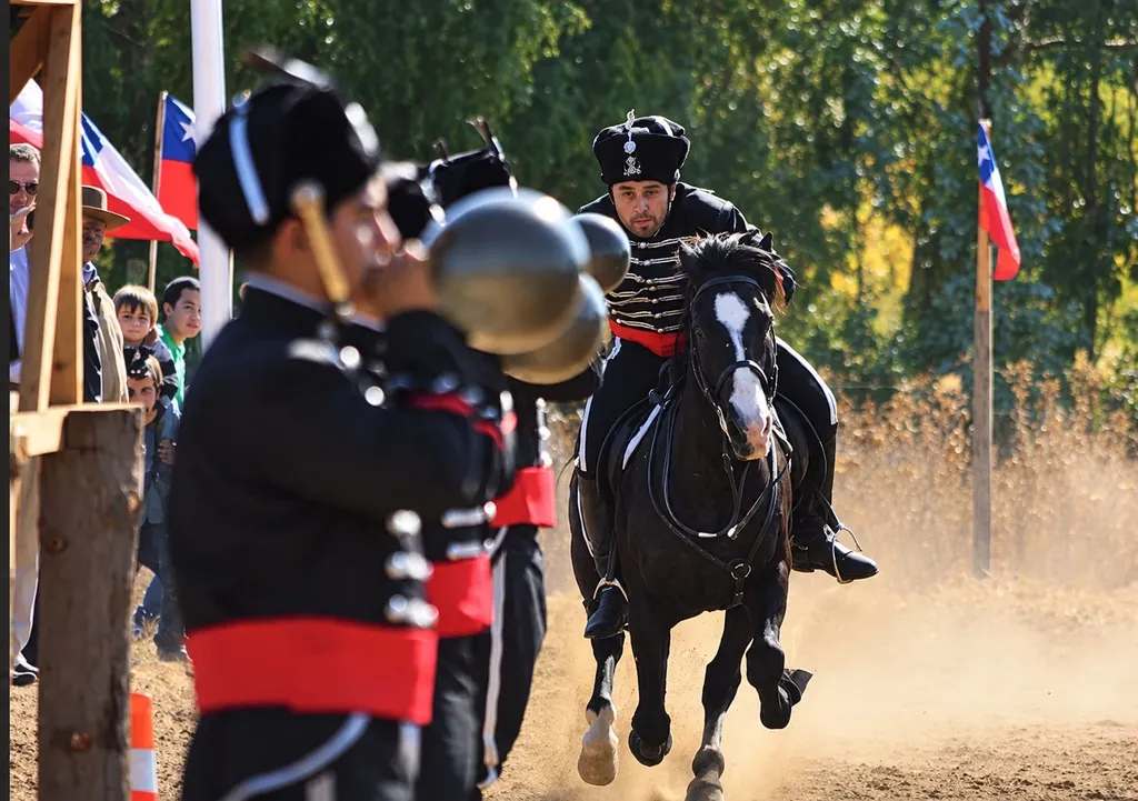 Jinetes del Cuadro Negro del Ejercito de Chile realizando acrobacias ecuestres