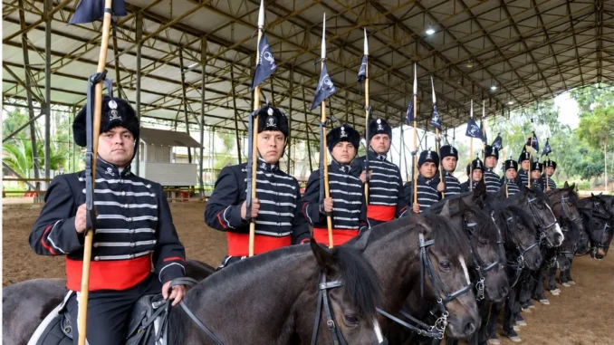 Jinetes del Cuadro Negro del Ejercito de Chile realizando acrobacias ecuestres